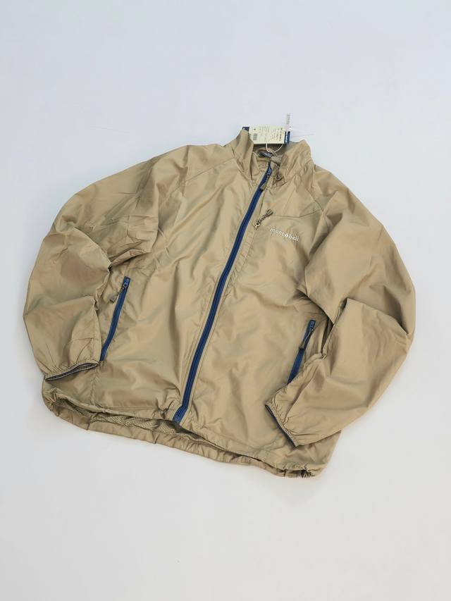 Montbell Light Shell 男士户外 通勤 吸汗防风夹克 40D锦纶塔夫绸表层面 防风防水耐候 网格内衬适合凉爽有风的天气徒步或者旅行冬季活动量比