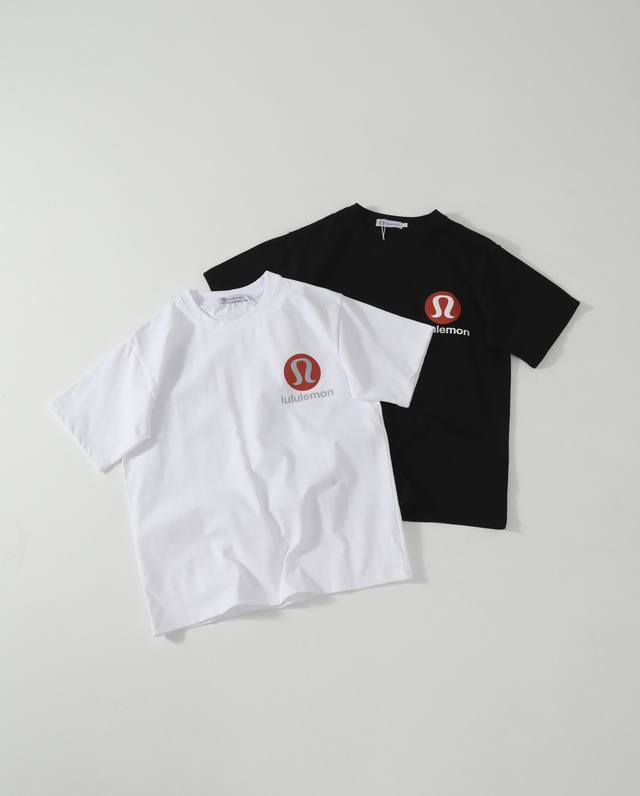 25Ss早春Lululemon露露情侣款乐蒙经典系列 印花短袖T恤明星穿搭款 280克全棉透气面料 -前后经典印花工艺 后背经典Logo设计 时尚百搭 高品质
