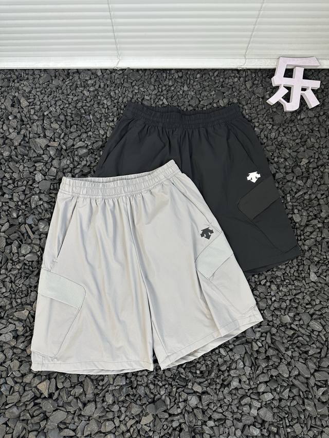 Descente 迪桑特 25Ss夏季新品户外运动多功能跑步短裤 - 柜子同步新品 它的面料柔软亲肤 贴身穿就像被云朵包裹 舒适感拉满 即便是长时间穿着 也不会