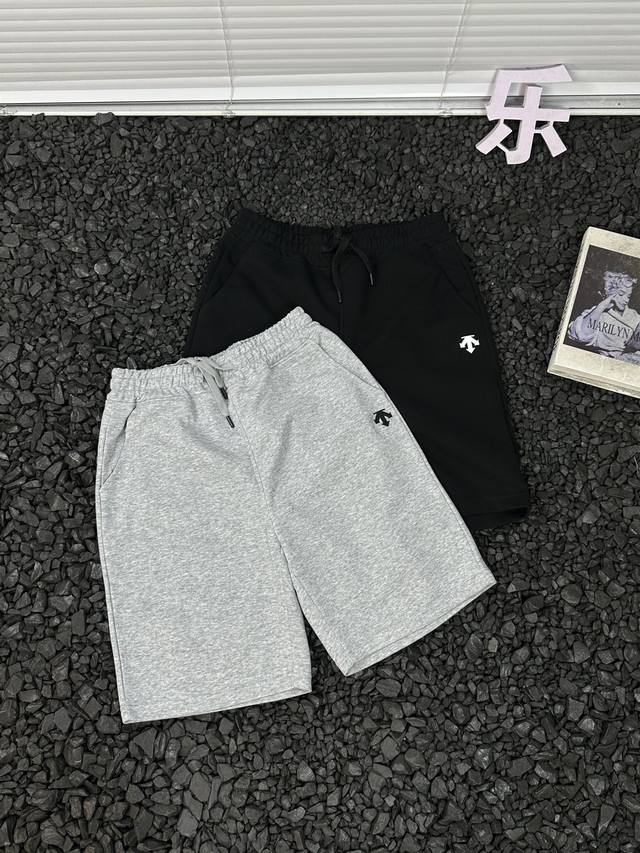 迪桑特Descente 夏季户外运动立体硅胶Logo宽松休闲纯色短裤休闲裤 - 宽松版型不挑身材 包容各种身形 无论是日常散步 跑步健身 还是出门逛街 都能自在