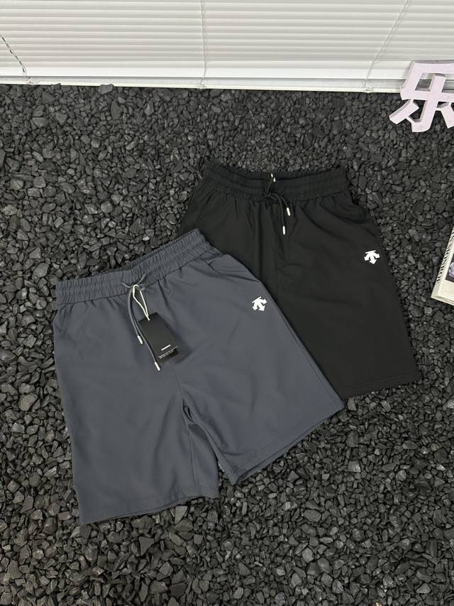 迪桑特 Descente 立体硅胶Logo新款25Ss户外运动吸汗透气短裤休闲裤 - 2025春夏新款短裤重磅登场 将百年运动基因与时尚美学完美融合 打造出街即