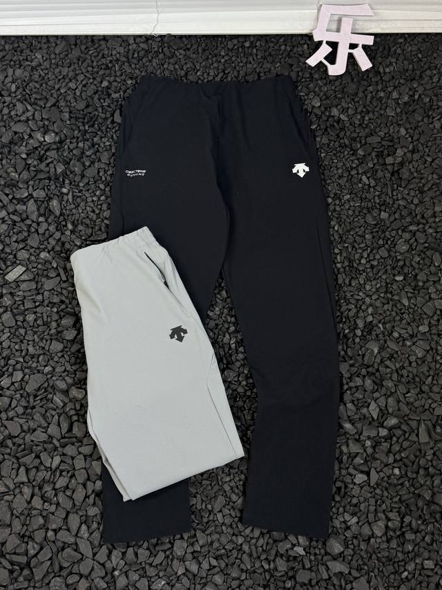 Descente 迪桑特 专柜同款跑步运动健身梭织运动休闲长裤 男款 - 采用质感梭织面料挺括 顺滑舒爽 F360专业立体版型裁剪 为动态穿着提供舒适延展性 方