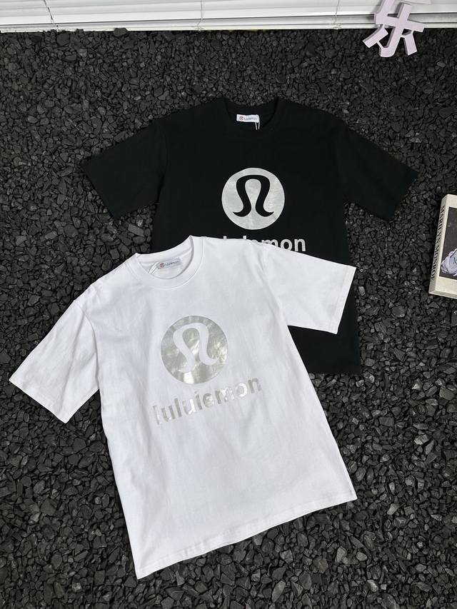 纯原臻品 顶级原版复刻 - 露露 大Logo反光印花Logo2025春夏最新宽松休闲时尚百搭纯棉吸汗透气短袖T恤 - 不知道每天穿啥 露露Lululemon 2