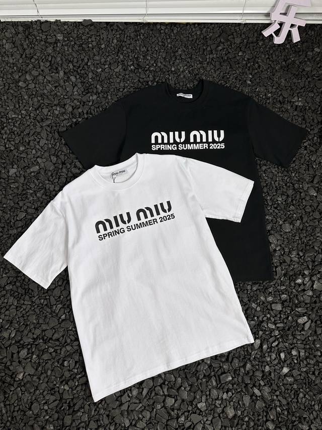 纯原臻品 顶级原版复刻 - 缪缪 大Logo字母做旧印花2025春夏最新宽松休闲时尚百搭纯棉吸汗透气短袖T恤 - 还在为每天的穿搭而烦恼 缪缪Miu Miu 2
