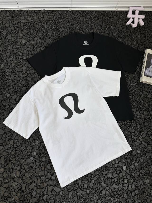 露露 Lulu 25新款胸前大Logo标识运动休闲短袖T恤 男女款 - 宽松休闲的版型 穿上就像被云朵包裹 自在又舒适 无论是宅家追剧 还是出门逛街 约会 都毫