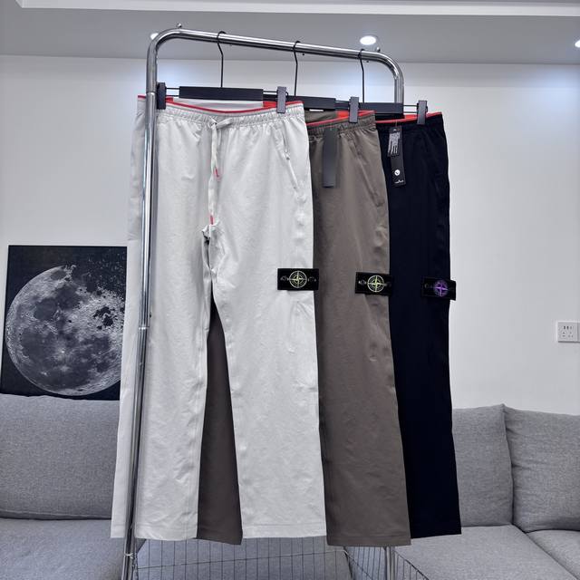 Stone Island石头岛软壳户外压胶休闲裤 整条裤子多处压胶工艺 很多复杂的小细节 就不是市面这些小作坊能比拟的了 面料采用客供Cordura耐磨防风防水
