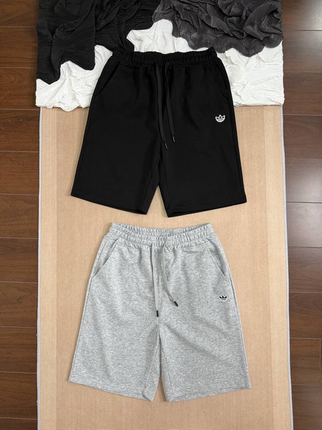 adidas阿迪达斯三叶草 经典贴布小标Logo 休闲情侣款短裤 面料方面 精选高品质300G纯棉混纺面料 亲肤透气 柔软细腻 穿着凉爽无负担 适合日常休闲与轻