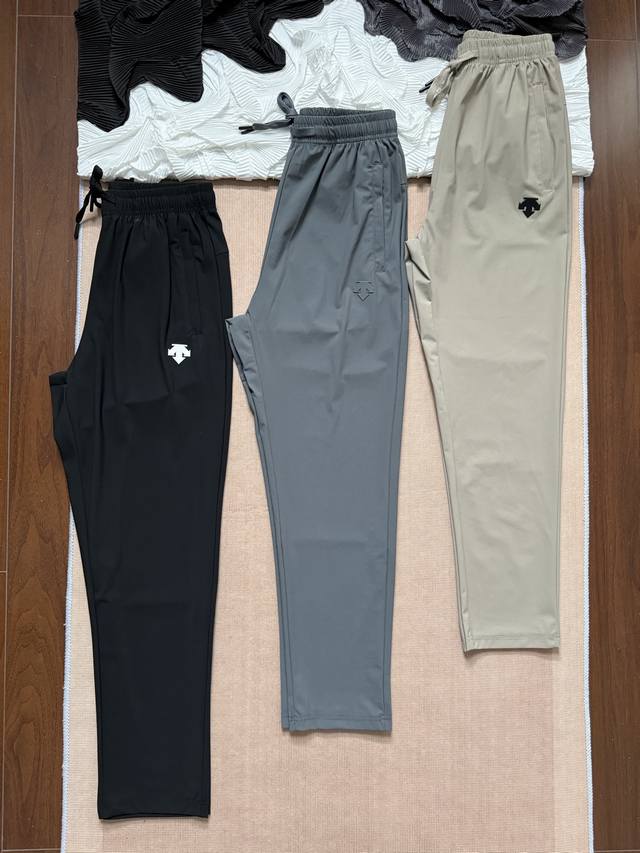 descente 迪桑特 都市简约运动休闲冰丝速干长裤 精选高弹轻薄面料 兼具透气性与回弹力 不易变形 久穿不垮 柔软亲肤的触感 带来全天候的舒适体验 轻松应对