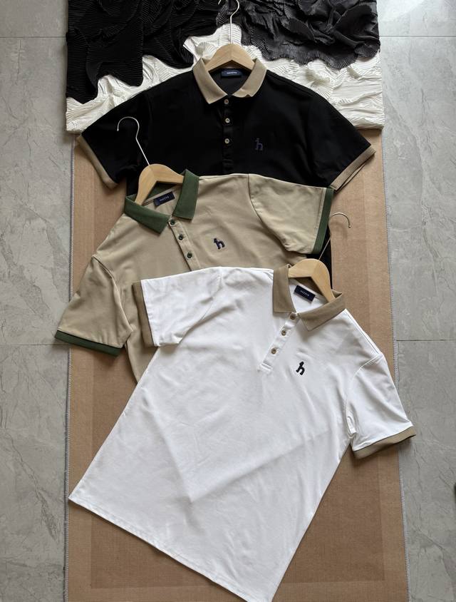 hazzys 哈吉斯 经典三色 拼接撞色翻领polo衫 选用高支棉质面料 触感柔软 亲肤透气 兼具良好的吸湿性与耐穿性 不易变形 久穿如新 为您带来全天舒适体验