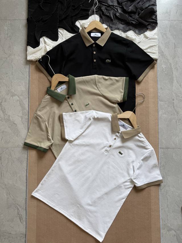 lacoste 法国鳄鱼 经典三色 拼接撞色翻领polo衫 选用高支棉质面料 触感柔软 亲肤透气 兼具良好的吸湿性与耐穿性 不易变形 久穿如新 为您带来全天舒适