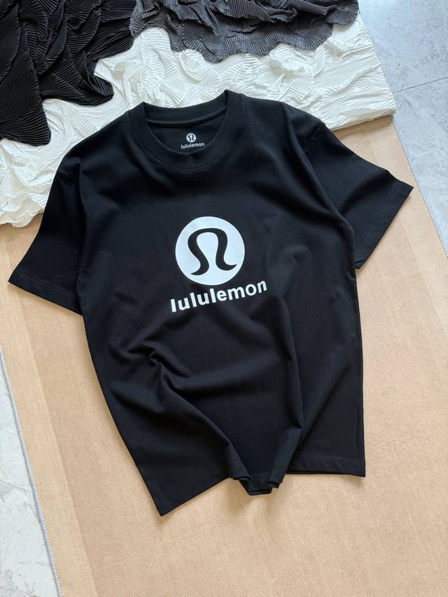 lululemon 露露乐蒙 经典Logo图案 休闲运动短袖T恤 单黑色 -此款采用240G索罗纳环保型高科技面料 触感柔软顺滑接近真丝 贴身穿着冰凉亲肤 吸湿