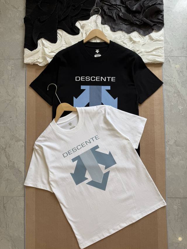 descente 迪桑特 胸前大Logo 休闲运动短袖T恤 -此款采用240G索罗纳环保型高科技面料 触感柔软顺滑接近真丝 贴身穿着冰凉亲肤 吸湿速度接近纯棉且
