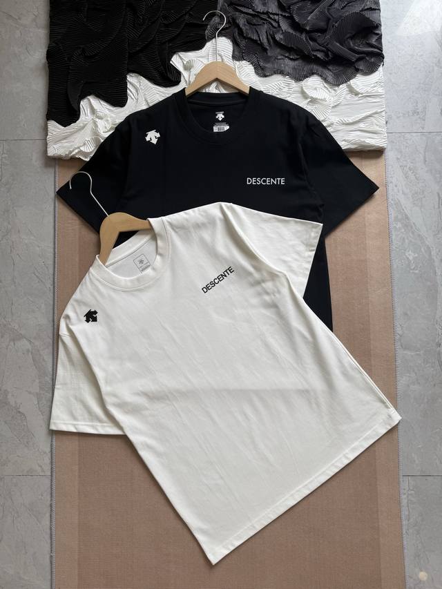 descente 迪桑特 基础简约 小字母Logo 休闲运动短袖T恤 -此款采用240G索罗纳环保型高科技面料 触感柔软顺滑接近真丝 贴身穿着冰凉亲肤 吸湿速度