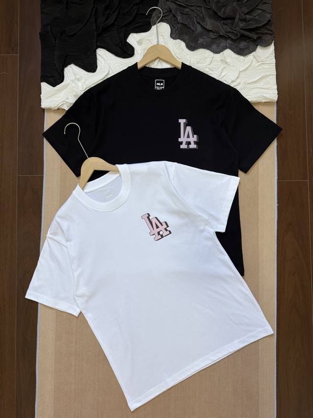 mlb Ny洋基队 复古老花印花 圆领短袖T恤 -面料采用260G纯棉面料 达到透而不露的黄金平衡点 完美规避透视尴尬 成衣尺寸稳定 多次机洗仍能保持初始廓形