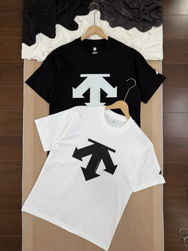 descente 迪桑特 胸前大Logo加袖口标识 圆领短袖T恤 -面料采用260G纯棉面料 达到透而不露的黄金平衡点 完美规避透视尴尬 成衣尺寸稳定 多次机洗