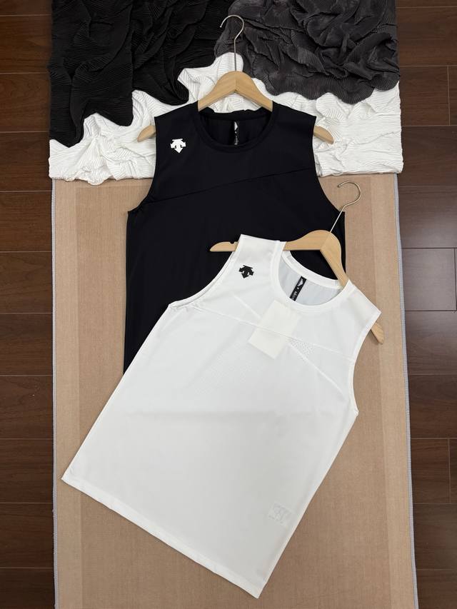 descente 迪桑特 激光网孔无袖速干户外运动背心 采用高弹速干面料 触感柔滑细腻 具备良好的排汗导湿性能 即使剧烈运动后也能快速干爽 四向弹力 兼顾舒适与
