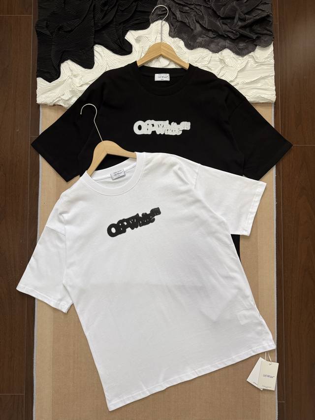 off-White 25Ss重影涂鸦箭头 高街宽松圆领短袖T恤 颜色 黑色 白色 尺码 S-Xl 面料 260克定制双纱高密度纯棉面料 工艺: 整件衣服采用精密
