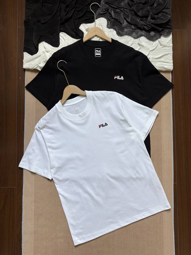 斐乐Fila 基础Logo 圆领短袖T恤 男女同款 -面料采用260G纯棉面料 达到透而不露的黄金平衡点 完美规避透视尴尬 成衣尺寸稳定 多次机洗仍能保持初始廓