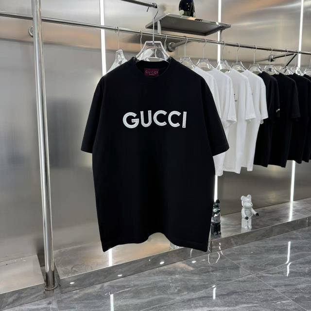 Gucci古驰2025Ss新款经典字母绣花情侣休闲短袖T恤 最高版本 定制面料290克 %双纱全棉 经典字母绣花工艺设计 辅料 开模原版过鉴定领标 %真丝洗水标