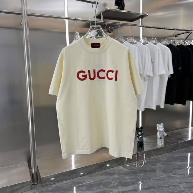 Gucci古驰2025Ss新款经典字母绣花情侣休闲短袖T恤 最高版本 定制面料290克 %双纱全棉 经典字母绣花工艺设计 辅料 开模原版过鉴定领标 %真丝洗水标