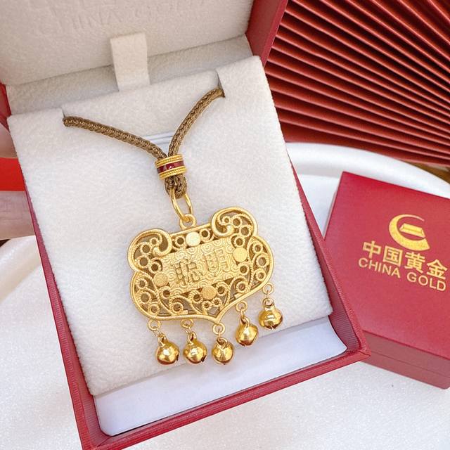 中国黄金沙金聪明伶俐锁包配绳锁住聪慧 戴出灵气 玲珑巧思古法沙金打造精致锁包 寓意 锁 住智慧 开启灵性人生 吉祥护佑传统长命锁灵感 搭配现代简约设计 守护成长