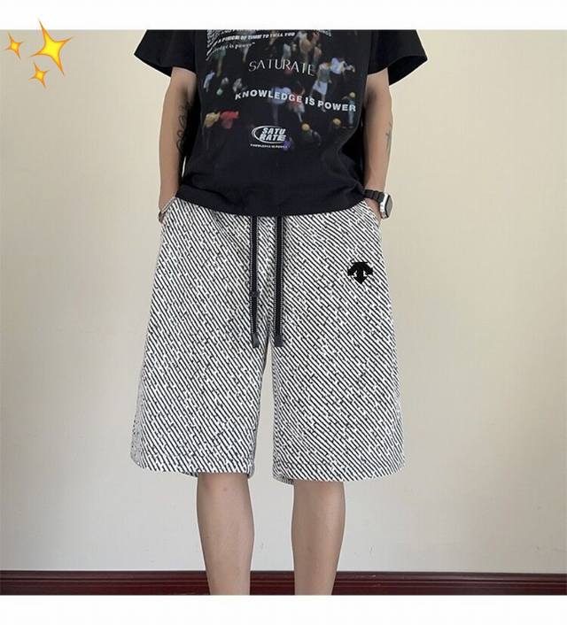 上新 descente迪桑特 新款雪尼尔小香风粗花大码直筒短裤 休闲斜纹宽松慵懒五分短裤 今年最流行面料 上身非常简单帅气有型的一款 男女情侣款都能轻松驾驭.