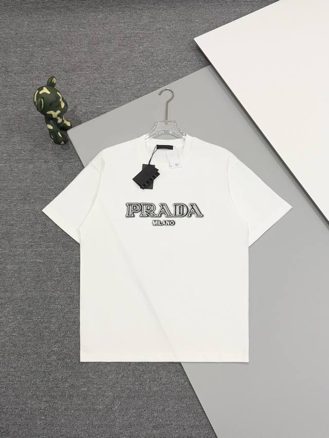 高品质 prada 普拉达胸前刺绣直喷新款T桖 25Ss春夏新品 胸前数码直喷后采用万针刺绣 后幅破旧三角图案 采用环保染料 无甲醛 对身体无危害 采用32支2