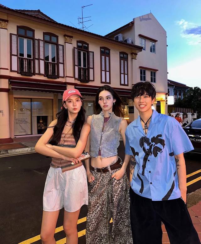 balenciaga巴黎世家 凉感面料西海岸短袖衬衫情侣款 color: 蓝色 Size: M-Xl m 肩宽50 胸围106 衣长66 Cm l 肩宽51 胸