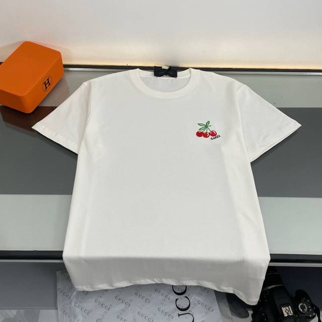 上新 纯原臻品 顶级原版复刻 Gucci 古驰2025新款樱桃Logo刺绣短袖T恤 原版面料高版本高品质 网红明星同款 240G32支双水洗全棉面料 胸前精致樱