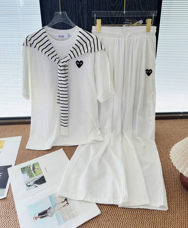 品名 pla*Y 川久爱心老钱风雪花棉短袖亚麻裤披肩三件套装 尺码 M.L 颜色 白色 短袖刺绣搭配披肩和阔腿裤+整体风格复古又时尚 阔腿裤修饰腿部线条 很随性