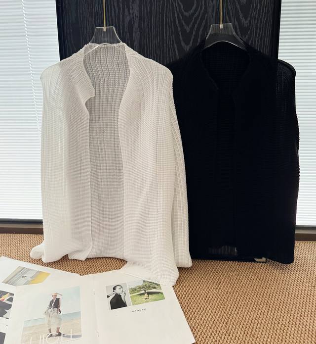 品名 高品质 三宅系列玉米粒褶皱高弹防晒空调开衫 尺码 F 颜色 白色 黑色 春夏季Zui新的豆腐褶长袖小开衫空调衫 终于拿到货啦~豆腐褶是Zui凉快的面料 款