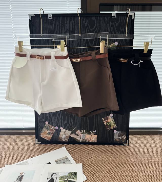 品名 Her*马家H锁扣腰带西装短裤 尺码 S.M.L 颜色 白色 黑色 卡其 h小性感西装短裤 这条短裤真的搭配无敌手 真的美爆了 和各种风格的单品都能很好的