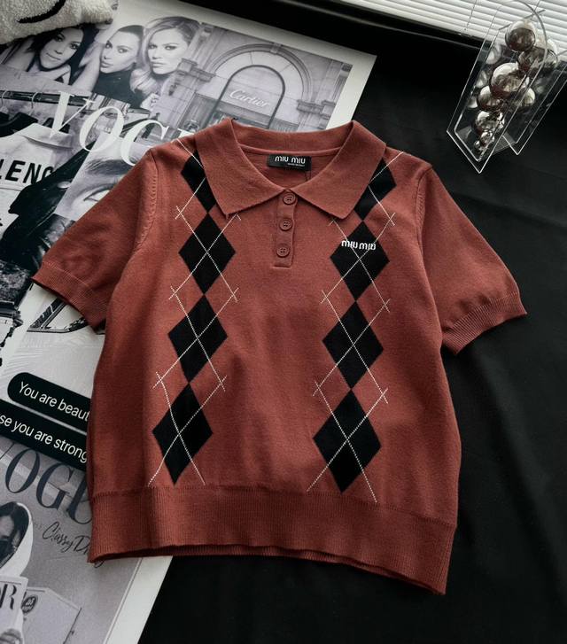 品名 Mium*U 焦糖色菱格撞色小标针织polo短袖 尺码 M.L 颜色 焦糖色 miu系秋冬秀场款 时髦的老钱风经典polo 这款很有那种复古时尚感 属于潮