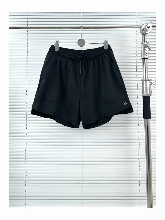 Alo运动短裤 黑色 S-Xl alo 美式运动 速干 透气 弹力短裤 男女情侣款 夏日运动必备 高颜值速干短裤来啦 怕热星人救星 这条凉感速干短裤上身秒降温