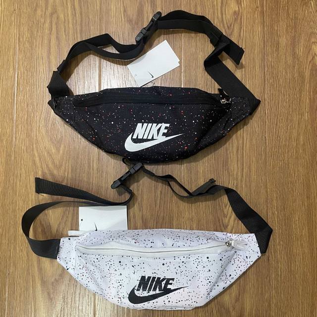 nike耐克满天星印花Logo腰包胸包单肩包斜挎包 颜色 满天星黑色 满天星白色 尺寸 15X38X09Cm 材质 帆布 0203