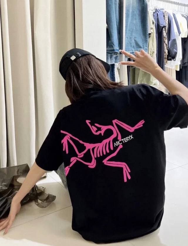 丶上新 始祖鸟高定T恤 上身图 始祖鸟 Arc'teryx始祖鸟前后侧边大Logo印花短袖纯棉男女同款T恤 前胸印花Logo字母 后幅印花始祖鸟Logo 胸前以