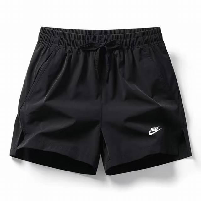 供 nike耐克夏季经典Logo冰丝休闲运动宽松短裤 质感十足 简单的短裤细节非常复杂 上身的舒适性 透气性B1179非常好 休闲 运动皆可 炎热夏季必备单品