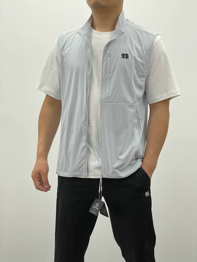 供 模特图 kolon Sport可隆情侣款户外运动休闲速干马甲 款式经典 简洁 百搭 是春秋夏秋三季叠穿搭配的利器 当下出门 T恤外面B1183排套上它 让你