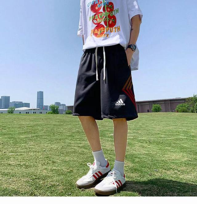 供 2025新款Adidas阿迪达斯Logo大口袋工装短裤五分裤 以鲜明色彩点燃活力 瞬间成为街头焦点 标志性三条白纹 交织复古与时尚 彰显品牌独特魅力 多个大