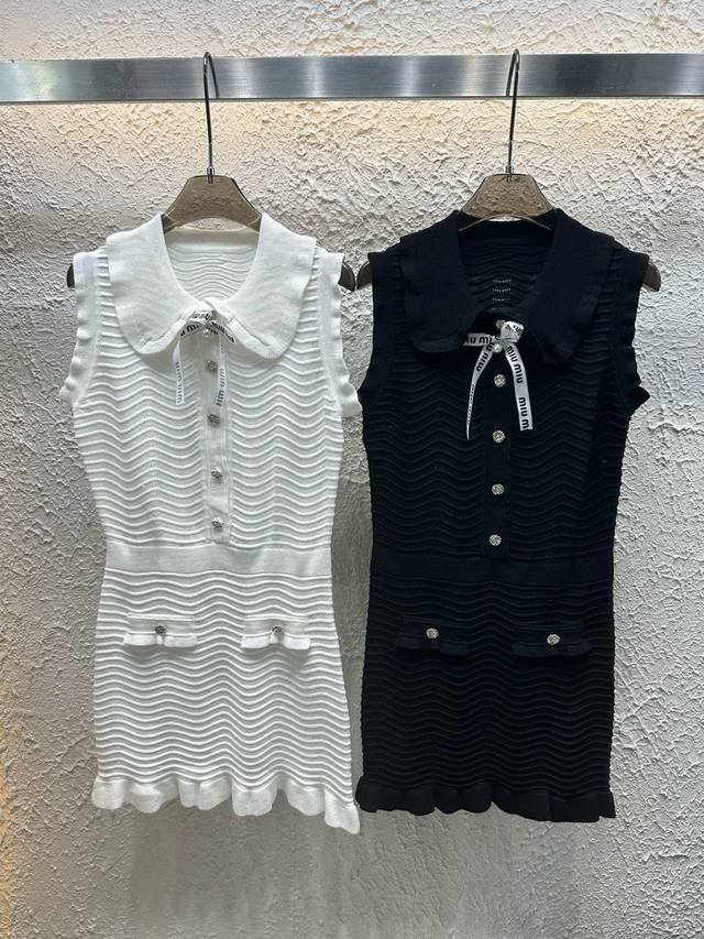 miumiu缪缪波浪纹翻领花边袖针织背心裙配蝴蝶结 款号 25670105745 颜色 白色 黑色 尺码 均码 80-125斤