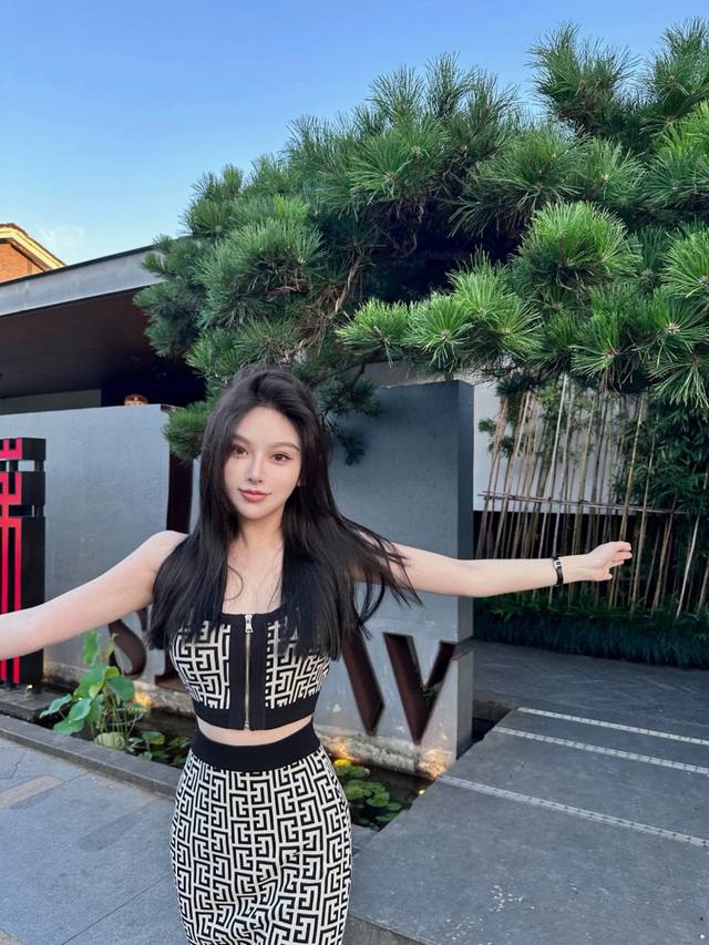 balmain 巴尔曼老花提花拉链背心半裙针织套装 款号 25670105743 颜色 黑色 尺码 均码 80-125斤