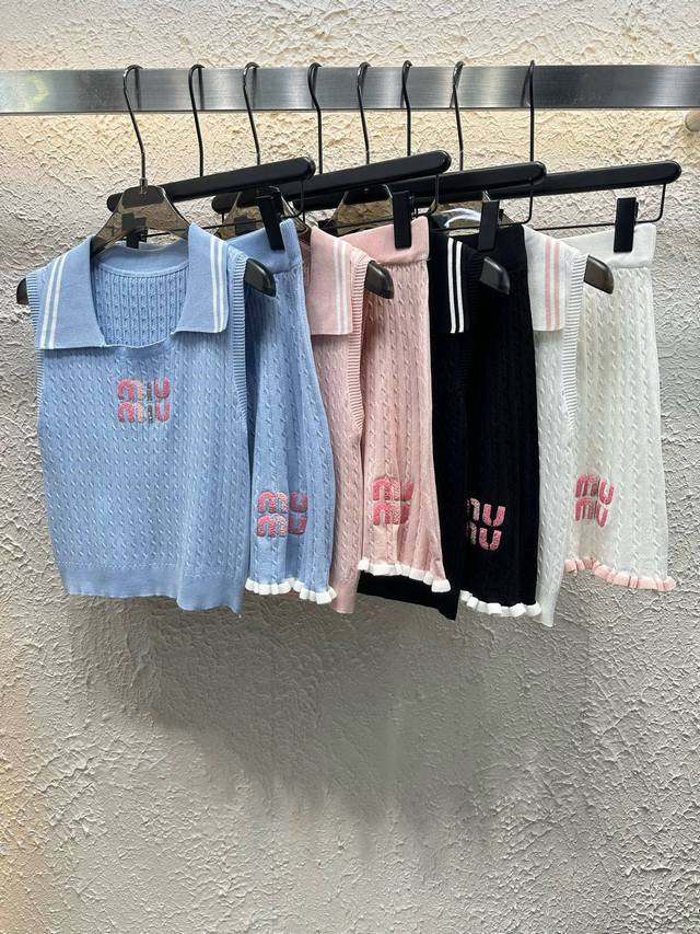 miumiu缪缪字母珠片重工刺绣麻花翻领背心半裙针织套装 款号 25670105741 颜色 蓝色 粉色 黑色 白色 尺码 均码 80-125斤