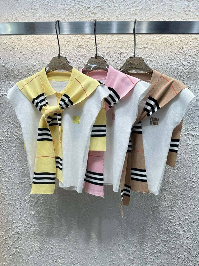 miumiu缪缪字母刺绣翻领针织背心配条纹披肩 款号 25670105740 颜色 黄色 粉色 卡色 尺码 均码 80-125斤