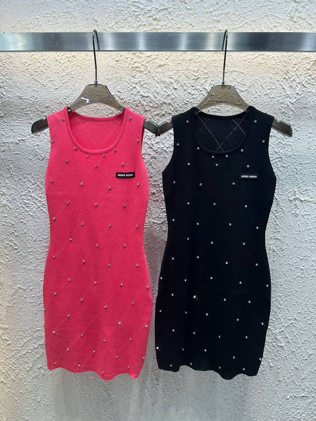 miumiu缪缪定制字母小标钉钻菱格针织背心裙 款号 25670105736 颜色 粉色 黑色 尺码 均码 80-125斤