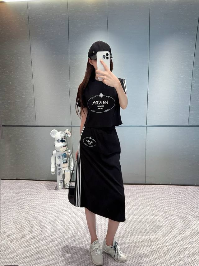 prada普拉达字母Logo刺绣条纹织带拼接圆领短袖T恤松紧腰半身裙套装 款号 25670705734 颜色 白色 黑色 尺码 Sml s码80-95斤 m码9