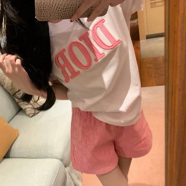 上衣 裤子 dior迪奥字母贴布刺绣圆领短袖T恤老花提花松紧腰短裤套装 款号 25670504927 颜色 卡其色 粉色 尺码 Sml s码80-95斤 m码9