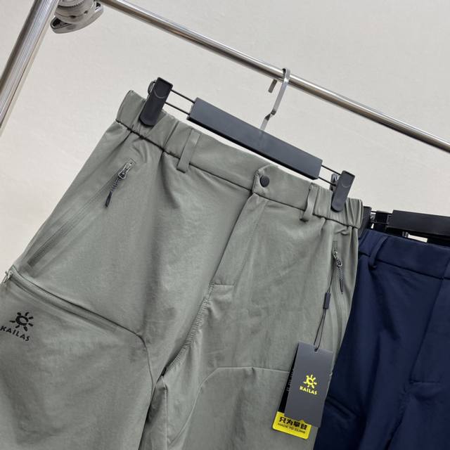 kailas 凯乐石25夏季新品 男士轻量户外运动速干短裤 掌柜力荐 观网门店同步 客供五金面料 88%锦纶+12%氨纶 手感清爽顺滑舒适 透气有弹力 立体拼接