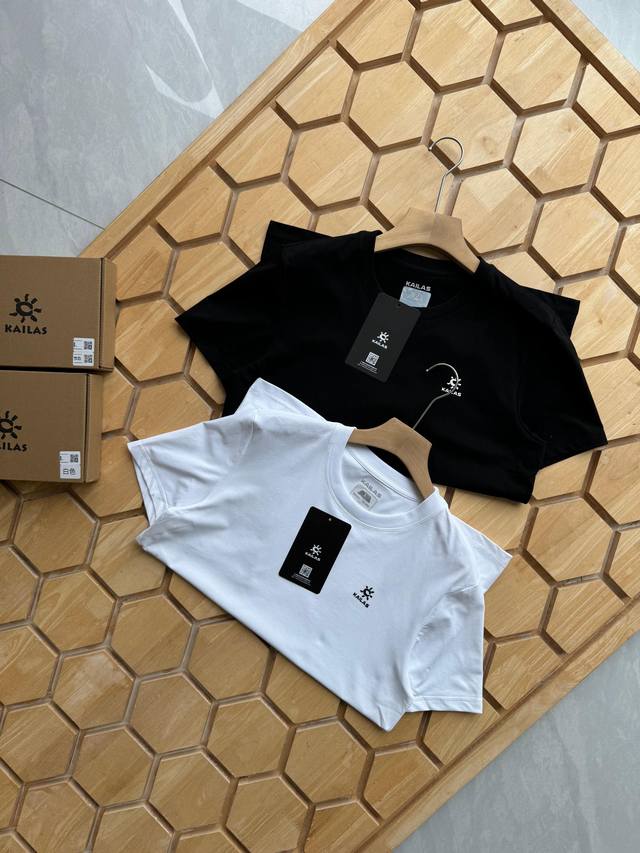 凯乐石盒装短袖 科技三防面料 任何场合皆可轻松驾驭 荷叶膜疏水功能 添加茉莉花香 让你穿着时仿佛置身花海 带来清新愉悦的体验 领口双针走线 下摆袖口三本针走线重