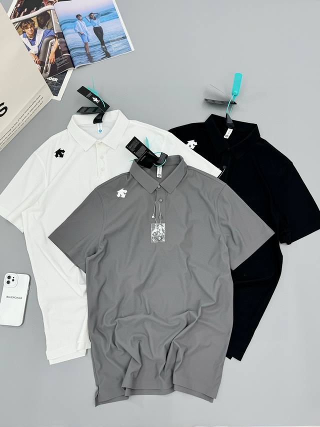 Descnte 迪桑特经典翻领纯色冰丝情侣款运动短袖polo衫 冰丝亲肤舒爽 不粘身不黏腻 排汗吸湿 采用了小翻领+门襟排扣的设计 隽永又儒雅 运动且商务 右肩