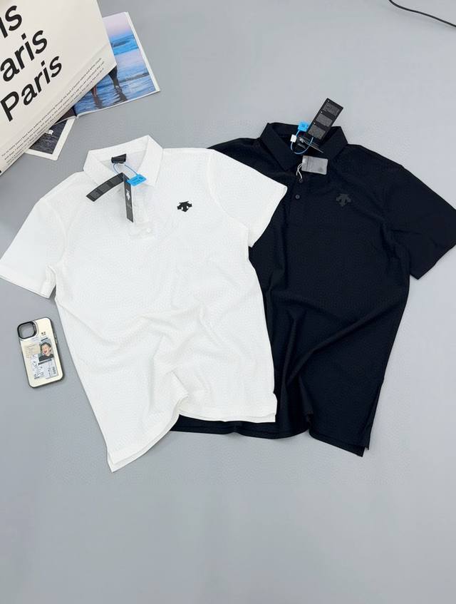 Descnte 迪桑特翻领冰丝硅胶立体Logo情侣款运动短袖polo衫 冰丝亲肤舒爽 不粘身不黏腻 排汗吸湿 采用了小翻领+门襟排扣的设计 隽永又儒雅 运动且商